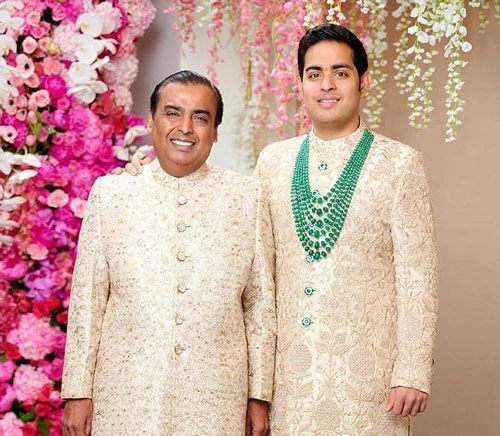 Akash Ambani là con trai cả của tỷ phú Ấn Độ Mukesh Ambani, ông chủ đế chế Reliance Industries và người giàu nhất châu Á với tài sản hơn 53 tỷ USD, theo Forbes. Akash Ambani có cuộc sống xa hoa với thú vui sưu tập siêu xe, giao du với giới giàu và nổi tiếng Ấn Độ cũng như toàn cầu.
