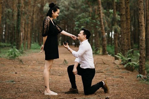 Nhạc sĩ Nguyễn Đức Cường quỳ gối cầu hôn Vũ Hạnh Nguyên