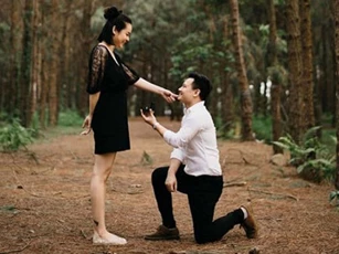 Nhạc sĩ Nguyễn Đức Cường quỳ gối cầu hôn Vũ Hạnh Nguyên