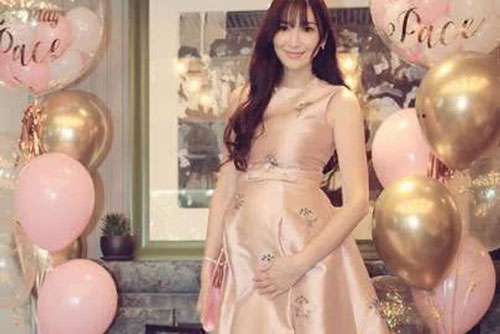 Bạn trai đại gia của siêu mẫu Ngô Bội Từ bị kiện vì trốn nợ