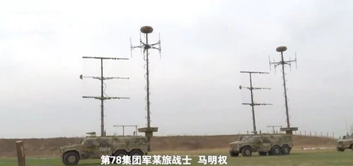 Hệ thống tác chiến điện tử mới của Quân đội Trung Quốc. Ảnh: CCTV 7.