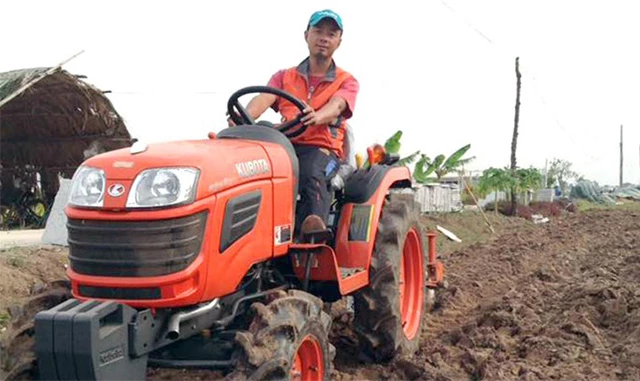Anh Trần Hữu Chung, Chủ tịch HĐQT, Giám đốc HTX Trường Xuân trực tiếp láy máy cày để chuẩn bị cho vụ trồng rau màu mới (Ảnh:TL)