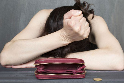 Những tật xấu dễ khiến bạn nghèo kiết xác, mãi không 'ngóc đầu' lên được