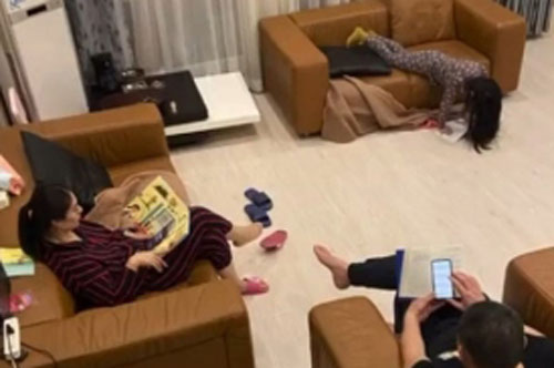 Tưởng bố mẹ nghiêm túc ngồi đọc sách làm gương cho con, nhìn kĩ dân mạng mới thấy điều bất thường