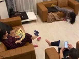 Tưởng bố mẹ nghiêm túc ngồi đọc sách làm gương cho con, nhìn kĩ dân mạng mới thấy điều bất thường