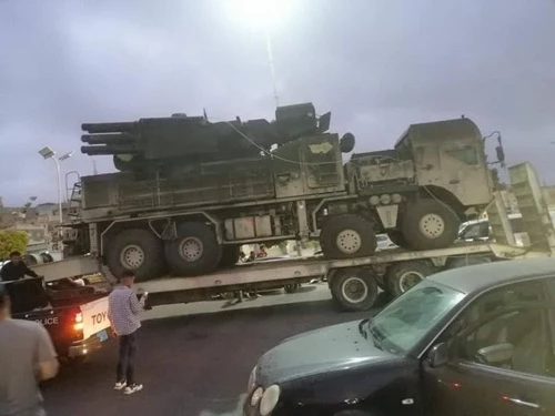 Một tổ hợp Pantsir-S1 bị GNA bắt sống và mang đi diễu phố. Ảnh: Al Masdar News.