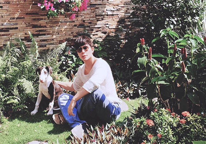Nathan Lee có cuộc sống như mơ trong căn hộ triệu đô ở trung tâm Sài Gòn. Thú vui hàng ngày của anh là chăm sóc khu vườn trên cao và chơi đùa với cô chó giống Great Dane tên Bella.