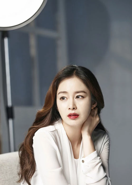 Đa số cho rằng Kim Tae Hee còn rất non nớt trong biểu cảm, ánh mắt. Trong bộ phim Yongpal hợp tác cùng Joo Won, nữ diễn viên được trả thù lao 40 triệu won (tương đương 754 triệu đồng) cho một tập phim. Thế nhưng, khán giả hoàn toàn thất vọng khi chứng kiến cảnh cô chỉ nằm ngủ và thỉnh thoảng mở mắt trong suốt 6 tập phim.