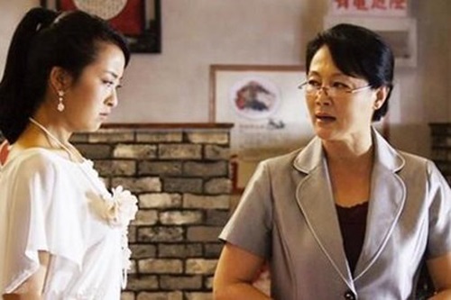 Mẹ chồng suốt ngày chỉ nức nở khen dâu cả, cách xử lí “đơn giản như không” của dâu út khiến bà “nín lặng”