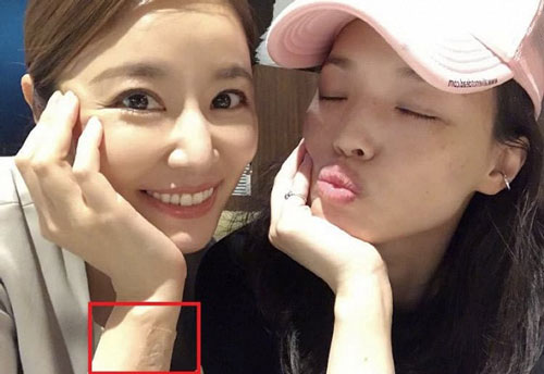 Lâm Tâm Như đọ nhan sắc U50 với cô bạn thân Thư Kỳ, dân mạng chỉ chú ý đến chi tiết này trên tay của cô