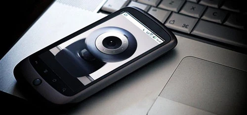Tận dụng camera làm webcam cho PC, laptop. Camera trên điện thoại được đánh giá có chất lượng tốt hơn máy tính. Với điện thoại Android, bạn có thể tải ứng dụng DroidCam Wireless Webcam trên CH Play, EpocCom hoặc IVCam trên Apple Store của thiết bị iOS. Đồng thời ở máy tính, bạn cũng tải ứng dụng tương ứng, sau đó kết nối với smartphone bằng Wifi, mạng LAN chung hoặc dây nối USB. Camera từ smartphone có thể hỗ trợ làm webcam cho các ứng dụng chat, họp trực tuyến như Skype, Zoom… Ảnh: Gadgethacks.