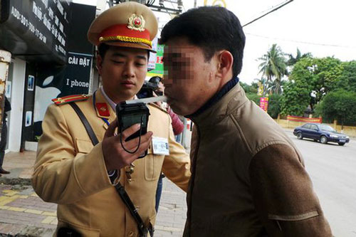 Uống 20 cốc bia vẫn lái xe, tài xế trả giá bằng 35 triệu đồng và gần 2 năm "đi bộ"