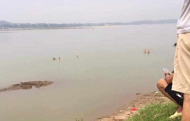 Hà Nội: Tan trường ra sông Hồng tắm, 2 nữ sinh bị đuối nước thương tâm