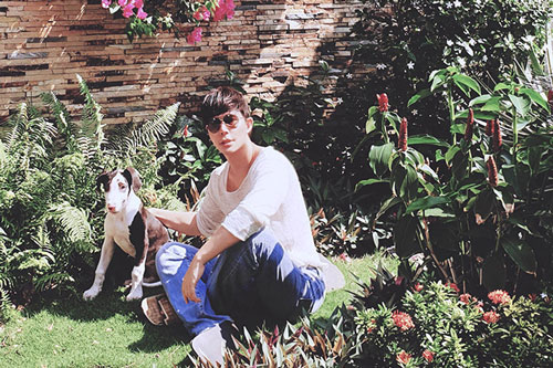 Nathan Lee đi dạo cùng chó cưng