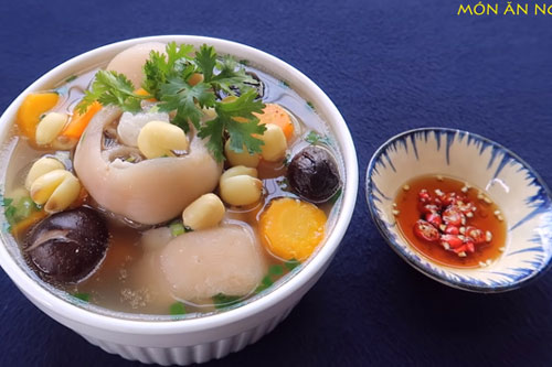 Mẹ sau sinh ăn món chân giò hầm hạt sen, sữa chảy về ào ào con bú không hết