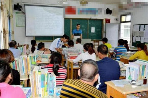 'Mời phụ huynh của học sinh xếp hạng cuối lớp phát biểu', bố em nói 1 câu khiến giáo viên phải xấu hổ xin lỗi