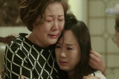 Nghĩ con dâu lén đi ngoại tình, mẹ chồng liền bám theo và cái kết