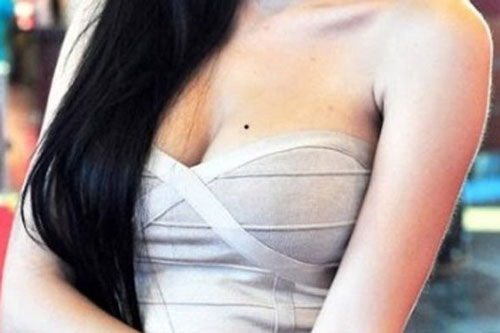 Nốt ruồi trên ngực nữ giới có thể mang tới cung tài lộc vàng son, cả đời hạnh phúc