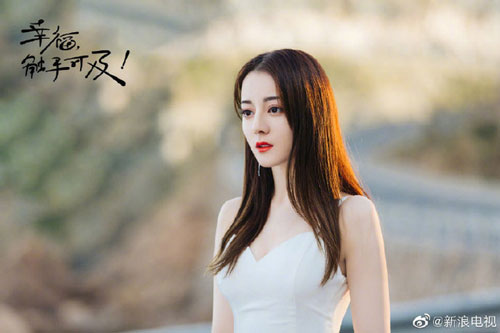 Cả Weibo nức nở vì loạt ảnh Địch Lệ Nhiệt Ba mặc váy cưới: Visual lẫn body đều hoàn mỹ, góc nghiêng quá xuất sắc