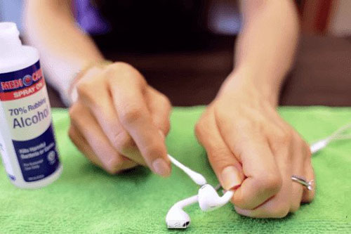 Mẹo vệ sinh tai nghe hiệu quả, bảo vệ ốc tai của bạn