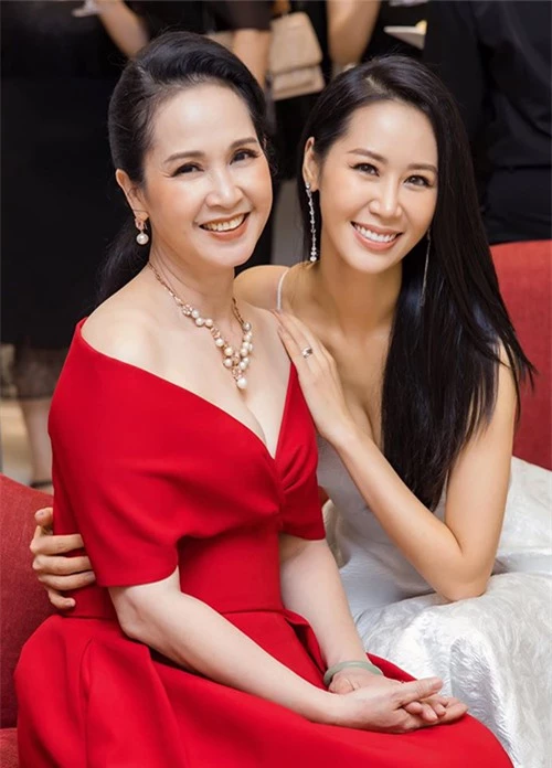 NSND Lan Hương sinh năm 1961 còn Hoa hậu Dương Thùy Linh sinh năm 1983,từng dành nhiều danh hiệu nhan sắc như: giải đồng Siêu mẫu Việt Nam 2004, top 5 HHHV Việt Nam 2005 cùng danh hiệu Hoa hậu thân thiện, đại diện Việt Nam thi Miss Tourism International 2004,đăng quang vương miện Miss Worldwide 2018.