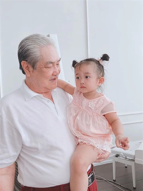 Ông cố cũng rất yêu thương các con của vợ chồng Phan Hiển - Khánh Thi.