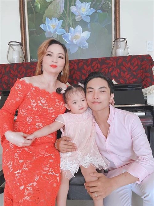 Mẹ chồng cũng là người thường xuyên chăm sóc Kubi và Anna mỗi khi vợ chồng Khánh Thi - Phan Hiển bận chạy show hoặc đi thi đấu.