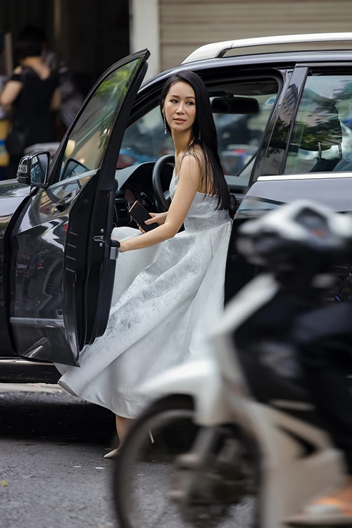 Hoa hậu Dương Thùy Linh tự lái xế hộp đến sự kiện khai trương một cơ sở thời trang. Đây là sự kiện tái xuất của ‘gái một con’ sau hai tháng cách ly xã hội do Covid-19.