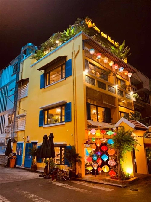 Cơ sở thứ 2 được thiết kế mang chủ đề như một Hội An thu nhỏ giữa lòng Sài Gòn với tường sơn màu vàng rực rỡ đặc trưng, cửa sổ xanh da trời cùng nhiều đèn lồng nhiều màu sắc lung linh. Nhà hàng có hai mặt tiền, khá thoáng với nhiều cửa sổ và một tầng thượng trồng nhiều cây xanh.