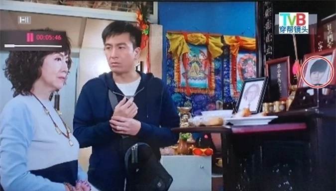 Trong Pháp sư bất đắc dĩ 2, nhân vật Hào qua đời khi còn nhỏ. Vậy mà trong bức ảnh thờ của gia đình, nhân vật này là một người trưởng thành, do ca sĩ Hồ Hồng Quân đóng.