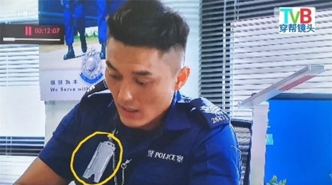 Phim Đặc cảnh sân bay đạt rating cao trên sóng TVB trong đợt cách ly vì Covid-19 cũng vướng nhiều sạn. Trong một cảnh phim, nhân vật của Dương Minh đánh rơi thẻ cảnh sát lúc nào không hay.