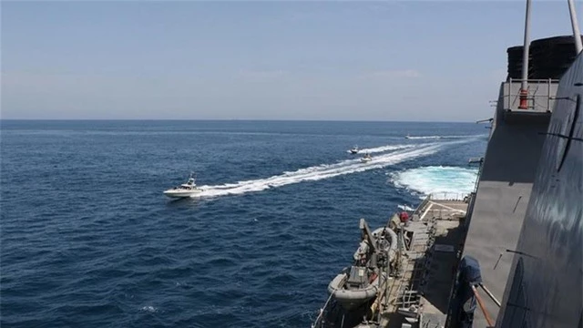 Washington cảnh báo tàu nước ngoài tránh xa tàu chiến Mỹ ở vịnh Ba Tư - 1