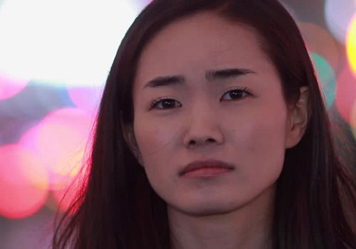 Từ tờ đăng ký xe máy của mẹ chồng, tôi lân la hỏi chuyện hàng xóm và rồi phát hiện ra bí mật đáng sợ hãi của chồng