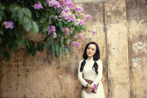 BTV Hoài Anh "hóa" nữ sinh, diện áo dài bên bằng lăng tím