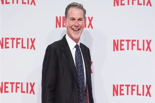 Reed Hastings sinh ra tại Boston, Mỹ. Cha ông là một luật sư. Tại Đại học Bowdoin, ông có bằng cử nhân toán học, điều hành câu lạc bộ leo núi và chèo thuyền.