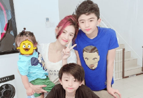 Chỉ với 1 bức ảnh Trương Bá Chi để lộ việc cậu út là con lai, danh tính bố đứa bé lại trở thành đề tài tán xôn xao