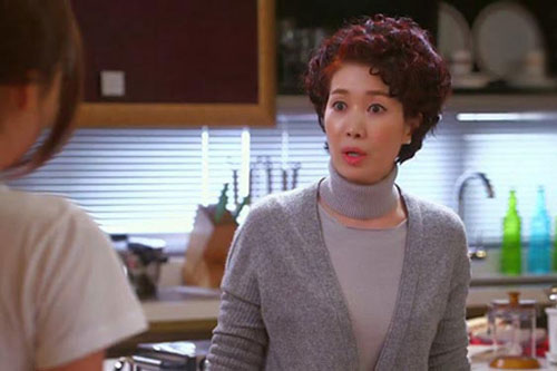 Trong cơn tức giận, tôi đã hắt chậu nước vào mẹ chồng ngay ngày đầu tiên làm dâu