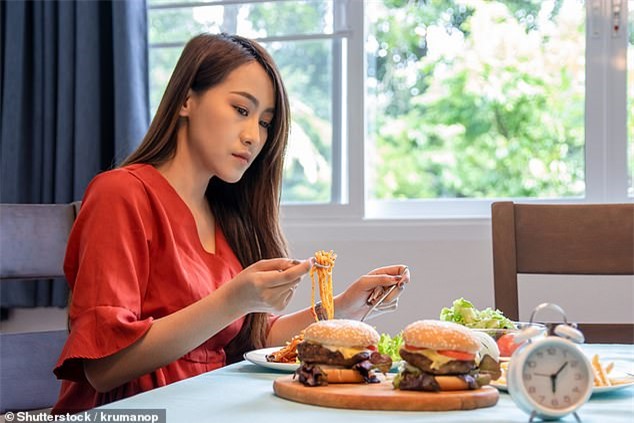 Chuyên gia khuyên không nên ăn tối sau 6 giờ kẻo làm tăng nguy cơ mắc bệnh tim