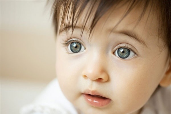 5 đặc điểm ngoại hình của bố mẹ chắc chắn sẽ di truyền sang con