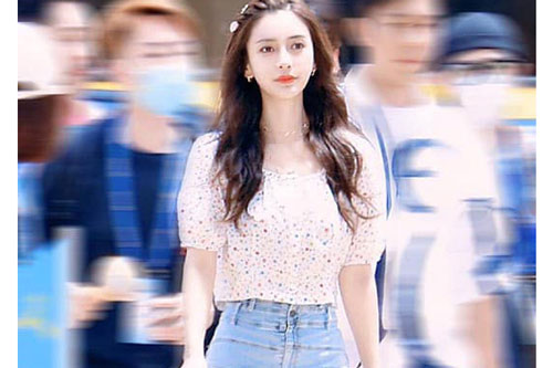 Angela Baby gây "sốt" với body cực chuẩn dù bị chụp vội