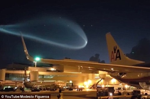 Vệt sáng kỳ lạ xuất hiện trên bầu trời sân bay Mỹ