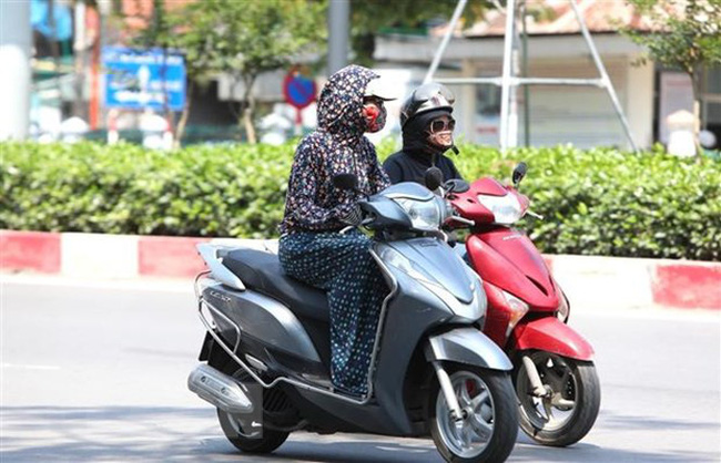 Hà Nội bước vào ngày nắng nóng đỉnh điểm gần 39 độ C