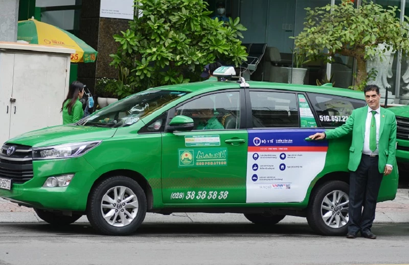 Với khoảng 12.000 poster dán trên gần 6.000 xe taxi Mai Linh sẽ góp thêm một kênh thông tin cùng Bộ Y tế tiếp tục tuyên truyền ý thức phòng chống Covid-19 trong giai đoạn mới. 