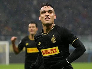 Luis Suarez khuyên Lautaro Martinez đừng tới Barca