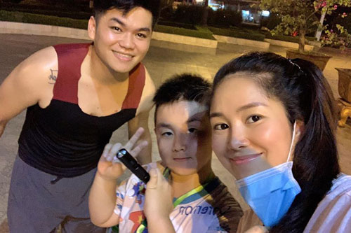 Mấy ai chiều con riêng của vợ được như chồng Lê Phương, nửa đêm vẫn lọ mọ cùng con làm điều này