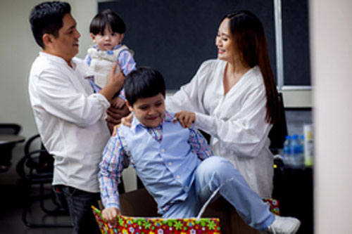 Thanh Thúy đóng thùng hai con gửi tặng Đức Thịnh