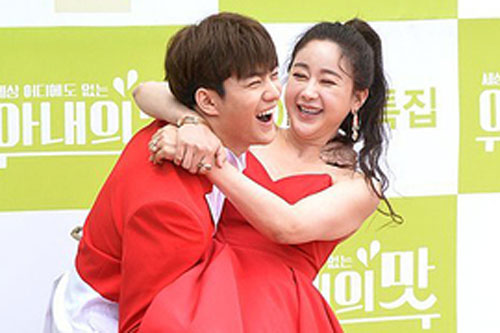 Chồng trẻ bế bổng Ham So Won