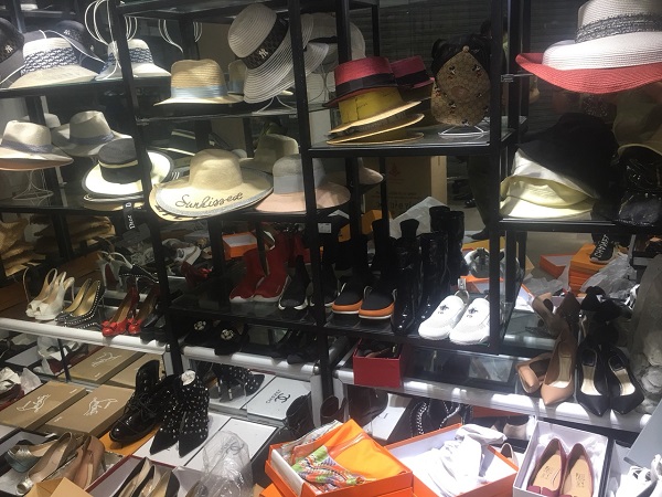 Hà Nội: Đột kích phố cổ, phát hiện gần 2.400 sản phẩm nhái hàng hiệu 