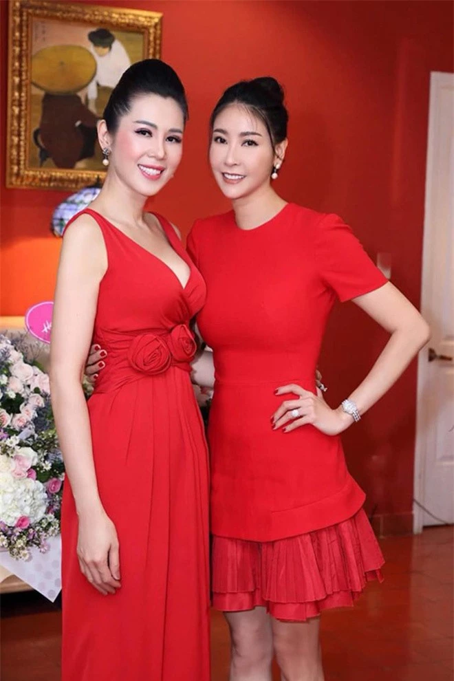 Á hậu Việt xinh đẹp từ bỏ showbiz, U50 vẫn theo đuổi nghề tiếp viên hàng không - Ảnh 2.