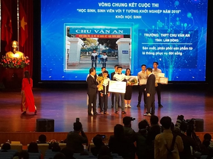 Học sinh tỉnh Lâm Đồng đoạt giải tại Cuộc thi “Học sinh, sinh viên với ý tưởng khởi nghiệp” năm 2018 (Ảnh: Sở GD&ĐT Lâm Đồng)